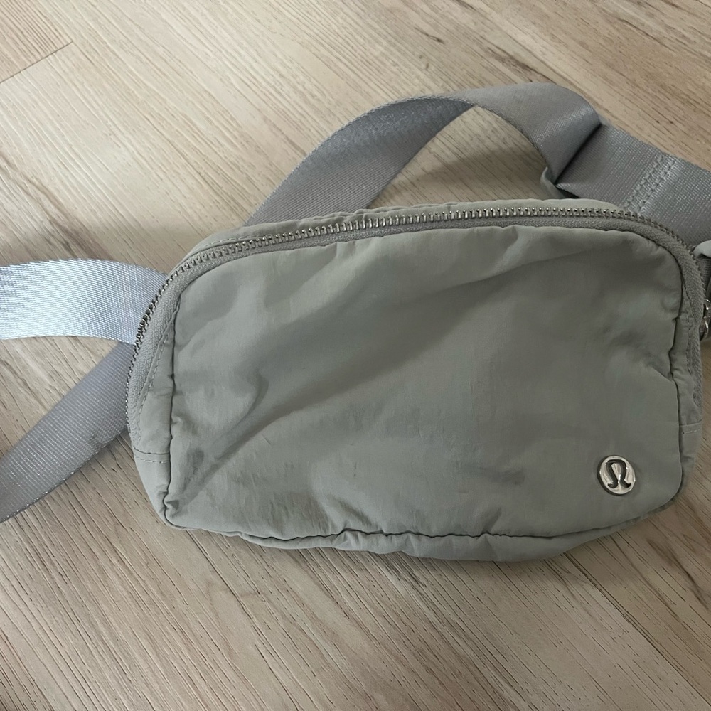 lululemon athletica light gray waist pack